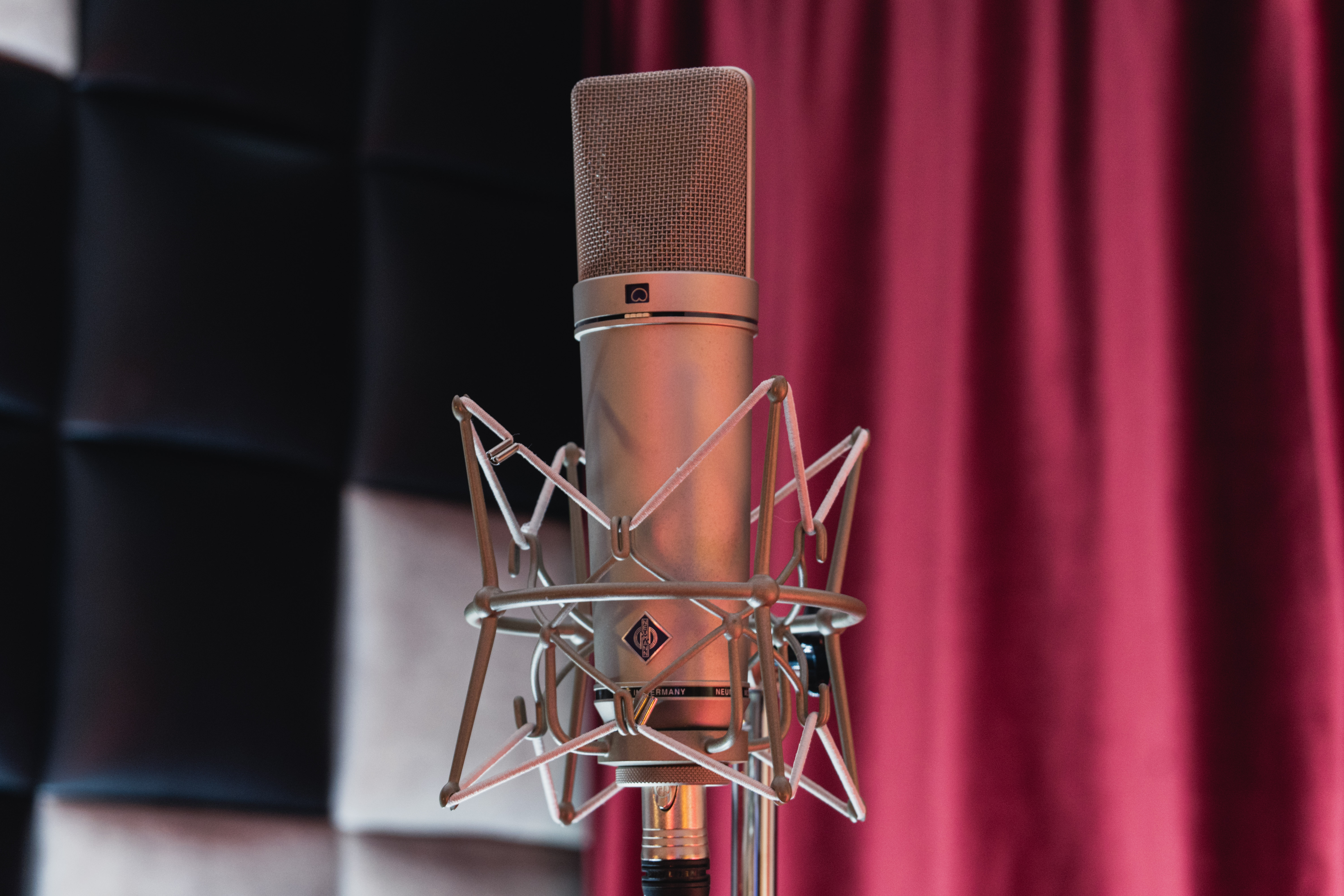 Neumann u87 mikrofon za snimanje vokala